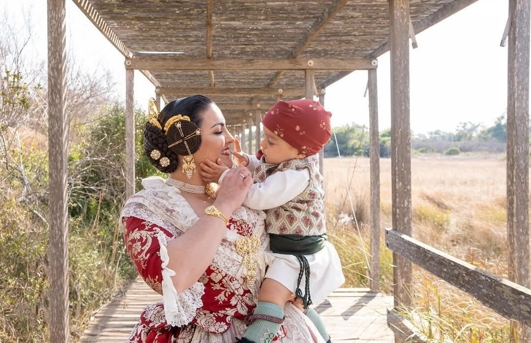 Fallera con un niño con el traje de fallero